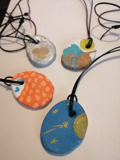 MEDAILLONS EN ARGILE EN JUILLET 2024 atelier décorations de médaillons en argile pour Antirouille